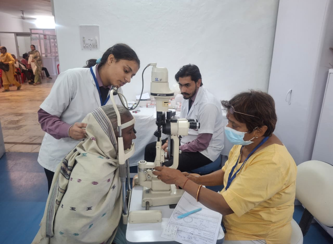 परमार्थ निकेतन में आयोजित दस दिवसीय मोतियाबिंद चिकित्सा शिविर का समापन