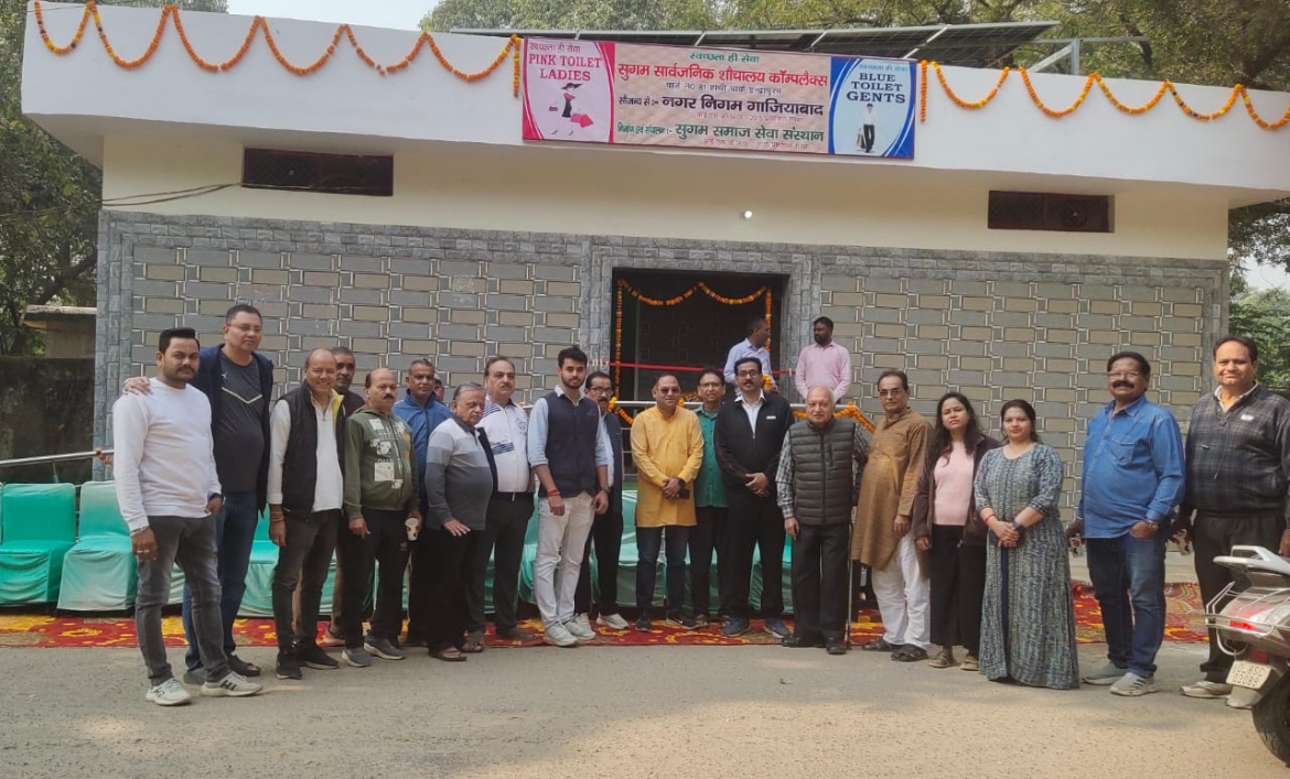 आज वार्ड 81 इंदिरापुरम के नीति खंड-1 स्थित हाथी पार्क के सामने नव निर्मित सार्वजनिक शौचालय का उद्घाटन
