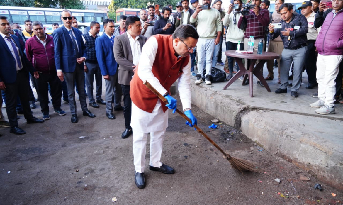मुख्यमंत्री धामी का आईएसबीटी देहरादून में औचक निरीक्षण, गंदगी देखकर खुद उठाई झाड़ू