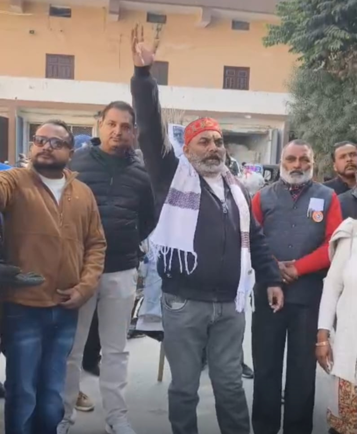 पार्षद अभिषेक तिवारी का पुतला जलाकर नारेबाजी की